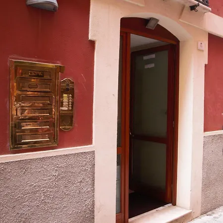 Right House - Characteristic Marina District Apartment Cagliari Exterior photo