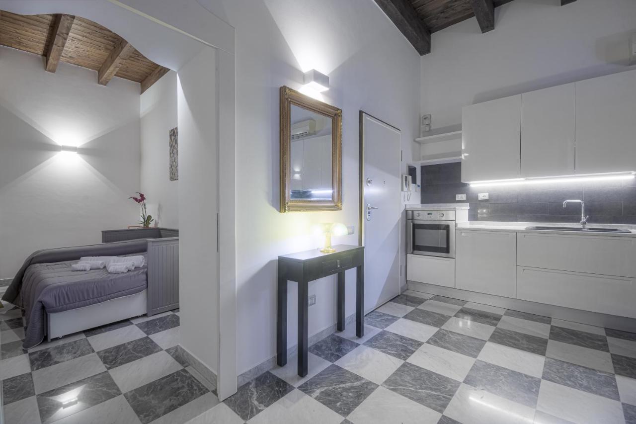 Right House - Characteristic Marina District Apartment