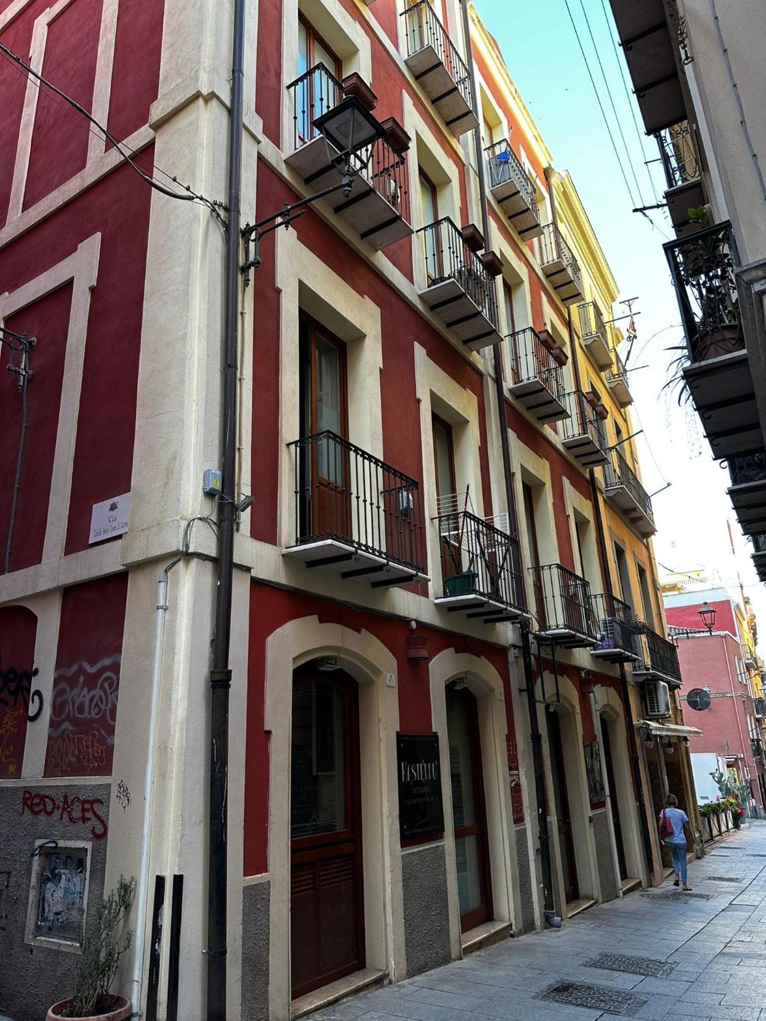 Right House - Characteristic Marina District Apartment