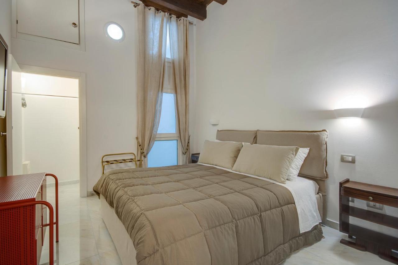 Right House - Characteristic Marina District Apartment